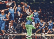 出色防守首场状态出色，湖人观众沸腾！，詹姆斯重返赛场赛场气氛高涨