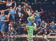 出色防守首场状态出色，湖人观众沸腾！，詹姆斯重返赛场赛场气氛高涨